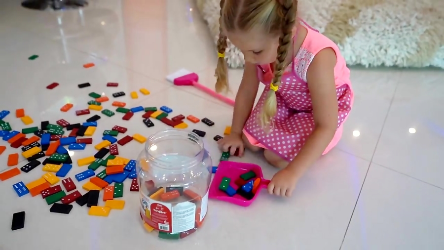 دیانا و اسباب بازی ها - کمک کردن پرنسس دیانا به مامانی در خانه